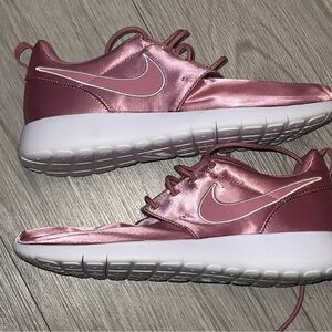 New Nike Roshe One (gs) Big Kids Women’s Pink  Satin Shoes size 7Y